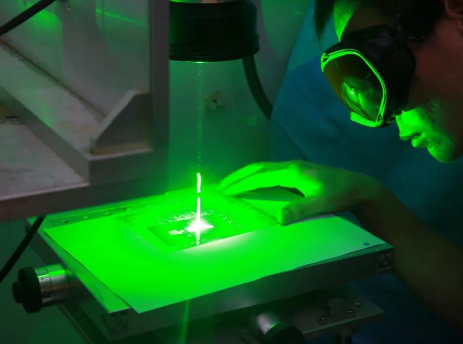 The process of UV laser marking glass products